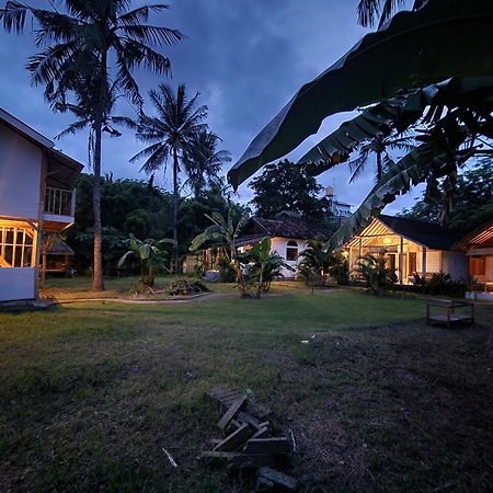 Kayu Cottage ギリ・トラワンガン エクステリア 写真