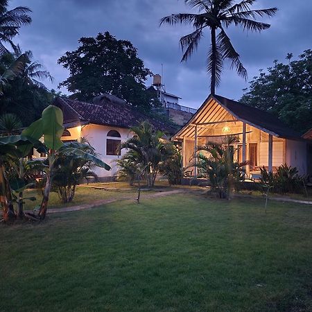 Kayu Cottage ギリ・トラワンガン エクステリア 写真