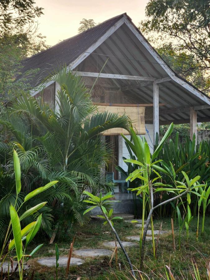 Kayu Cottage ギリ・トラワンガン エクステリア 写真