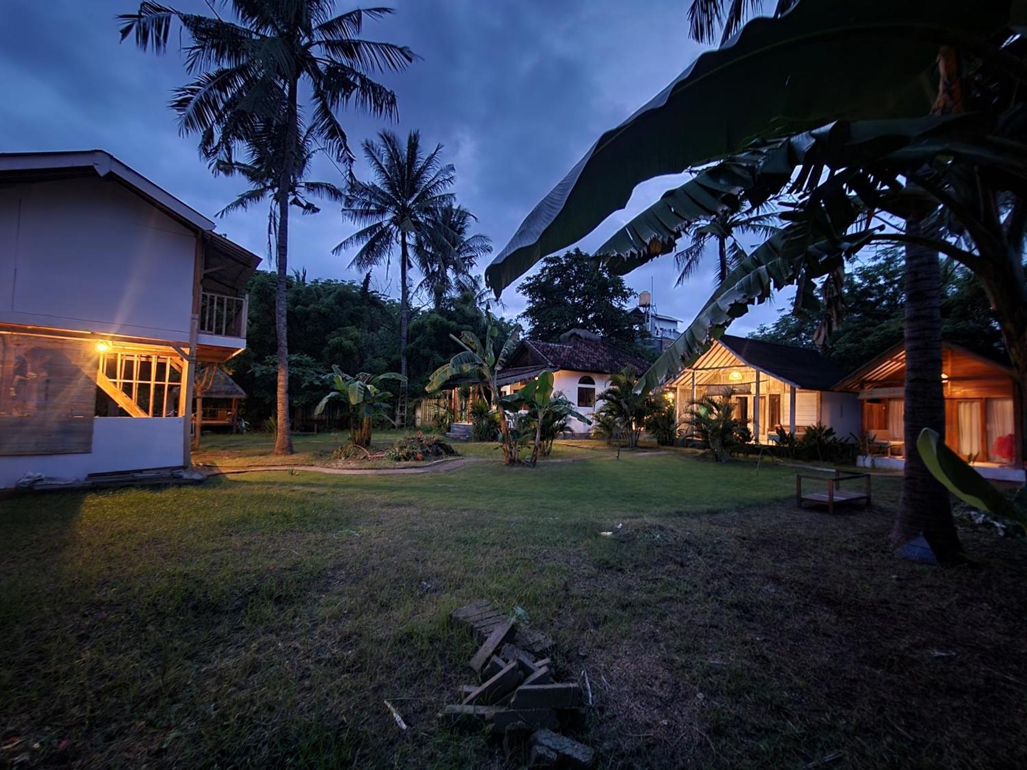 Kayu Cottage ギリ・トラワンガン エクステリア 写真